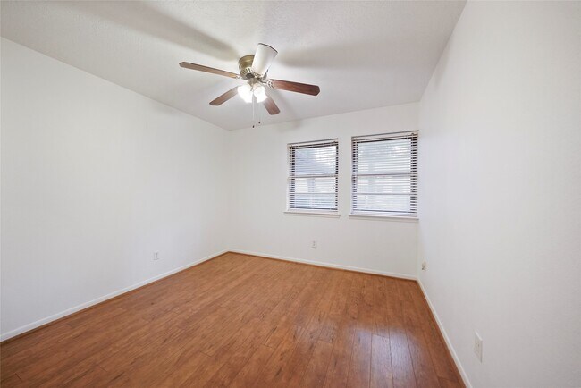 Building Photo - 523 S Rivershire Dr