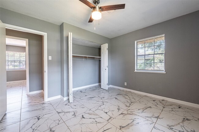 Building Photo - 2511 Meadow Ln