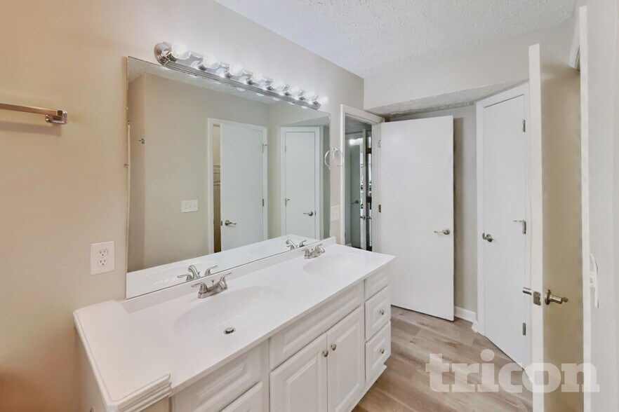 Building Photo - 2773 Riverbend Dr