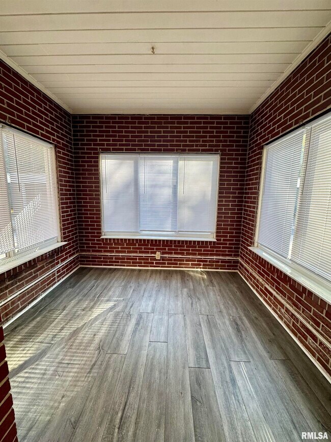 Building Photo - 2028 7th Ave