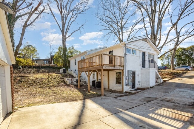 Building Photo - 6037 Ingleside Dr