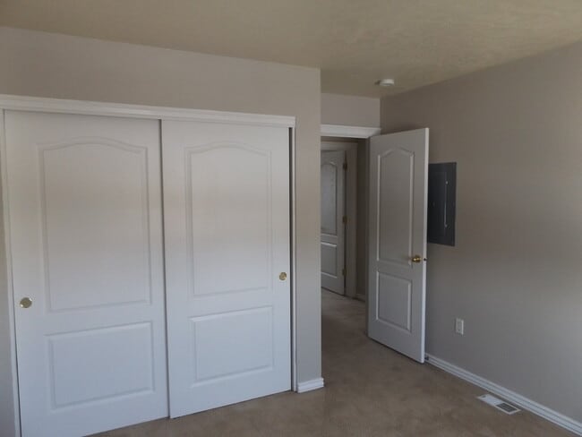 Building Photo - Beautiful Open Floor Plan Featuring Two Be...