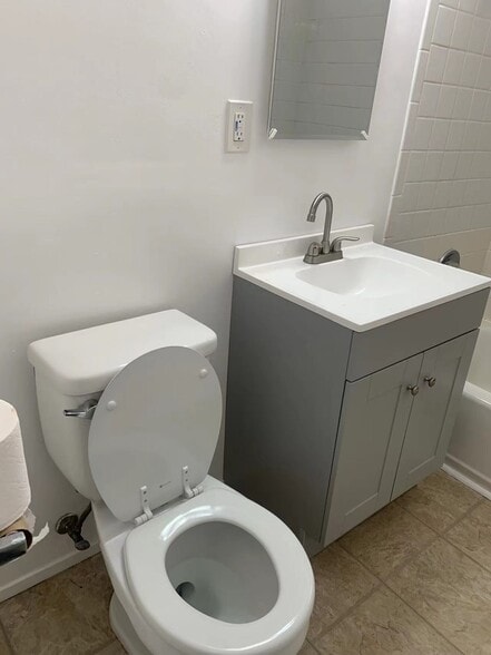 Bathroom - 4626 W 149th St