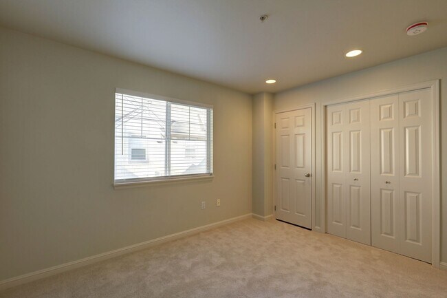 Building Photo - Luxury 2BR 2.5BA Townhouse Style Condo @ Lochshire on Forbes Creek