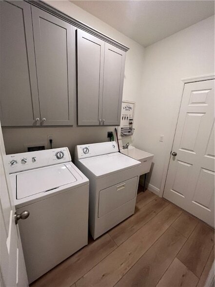 Building Photo - 708 Newhall Terrace