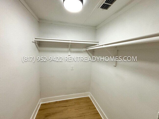 Building Photo - 404 Oak St