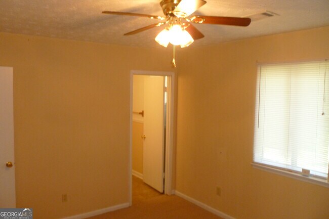 Building Photo - 6627 Bent Creek Dr