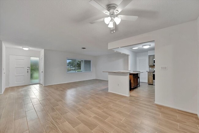 Building Photo - Beautiful 2-Bed / 2 Bath Pool Home in Sara...