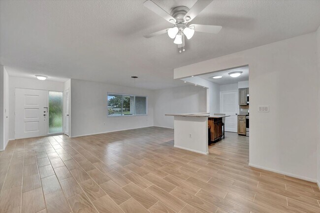 Building Photo - Beautiful 3-Bed / 2 Bath Pool Home in Sara...