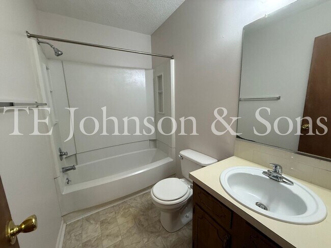 Building Photo - 2570 Green Oaks Ct SE