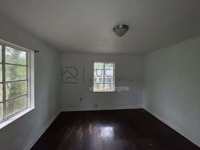 Building Photo - 323 Colonial Dr