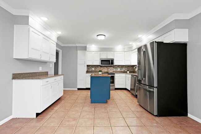 Building Photo - 705 Bon Aire Dr