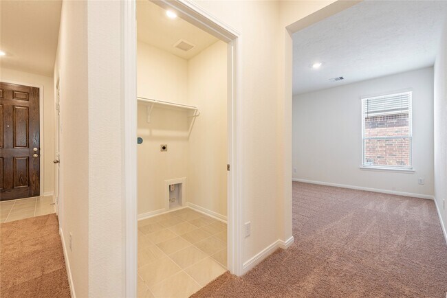 Building Photo - 2815 Icarus Dr