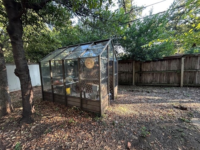 Building Photo - 617 Forest Ln