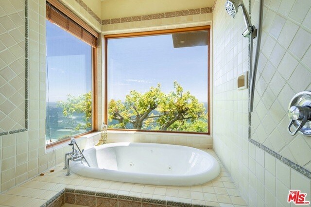 Building Photo - 3916 Rambla Orienta