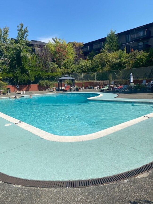 Building Photo - Ground floor Oasis -  1BD/1.5BA
