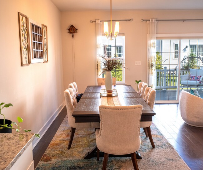 Building Photo - Luxury 3B/3.5B Townhome with Finished Base...