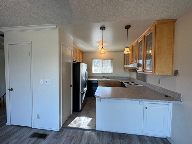 Building Photo - Updated Townhome with River Access and Bea...