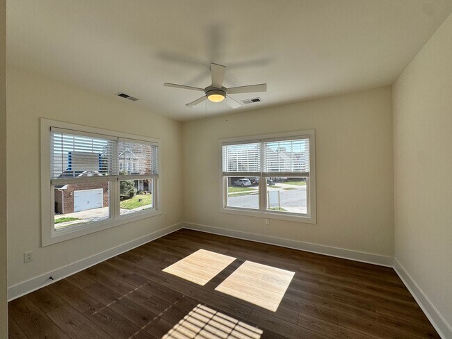 Building Photo - THE CROWN AT CORNESTONE