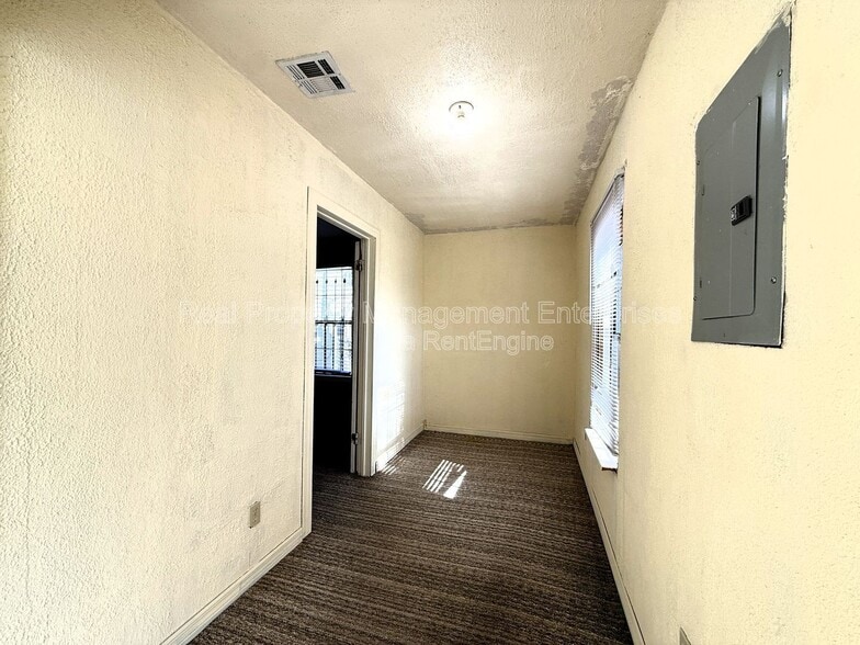 Building Photo - 1800 SW 15th St