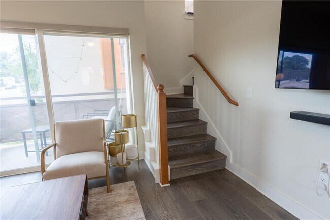 Building Photo - 2827 Manor Rd