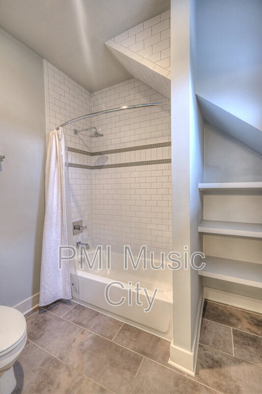 Building Photo - 1537B Battlefield Dr