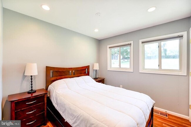 Building Photo - 6429 Maplewood Dr