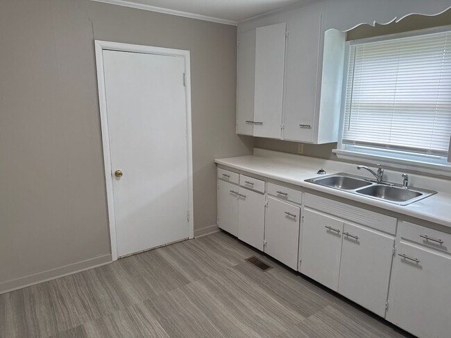 Building Photo - Nice 2 Bedroom 1 Bath bungalow! Garage! $795