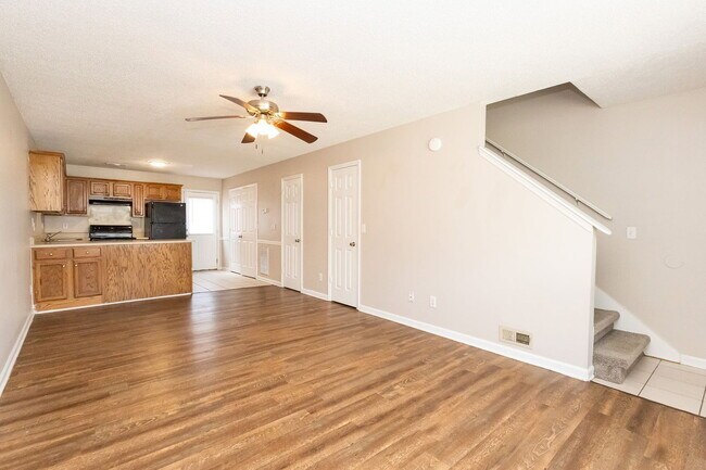 Building Photo - 464 Guyler St