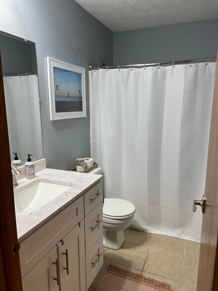 Full Bath - 612 Acorn Pl