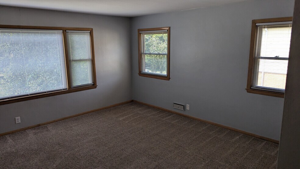 Building Photo - 5240 N Mohawk Ave