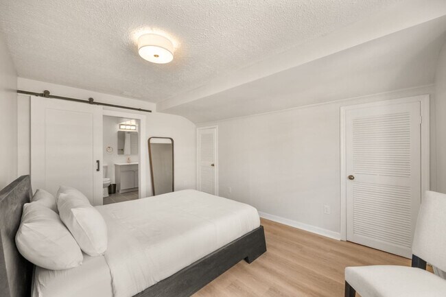 Building Photo - 1326 Broadway-SI ID1312458P