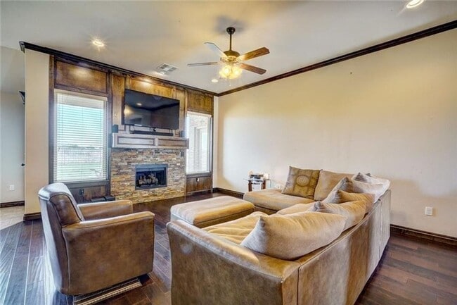 Building Photo - St James Park Home in Norman - Community Pool!  Available in April!