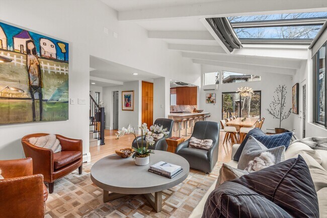 Building Photo - 262 Eastwood Rd