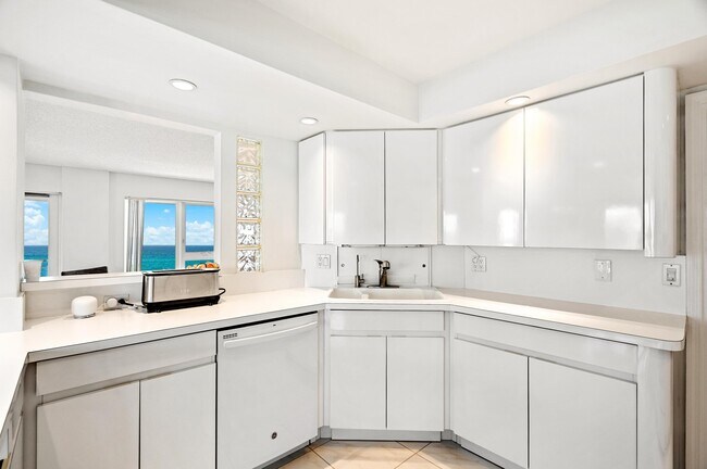 Building Photo - 2066 N Ocean Blvd