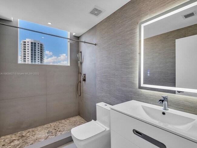 Building Photo - 725 NE 22nd St