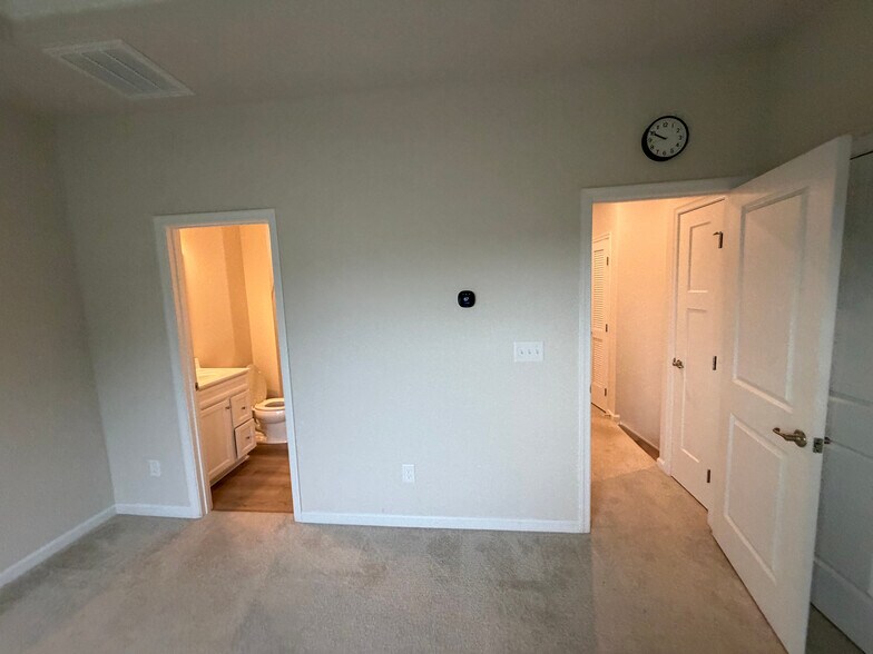 Building Photo - Room in Townhome on Beeler Ln