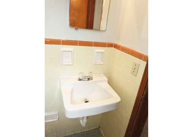 Building Photo - 362 Probasco St