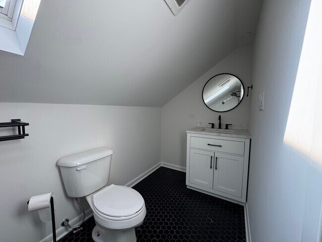 Building Photo - 5916 W Cornelia Ave