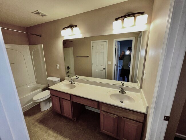 Building Photo - 3569 Draycott Ave