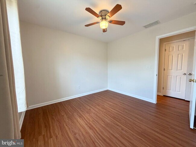 Building Photo - 10 S Meadow Ct