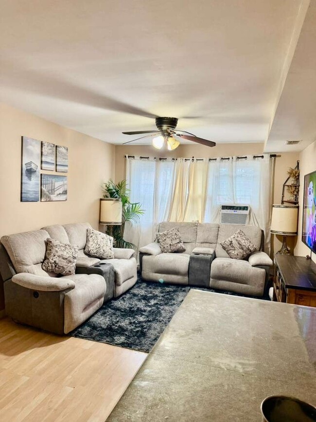 Building Photo - 252 College Dr
