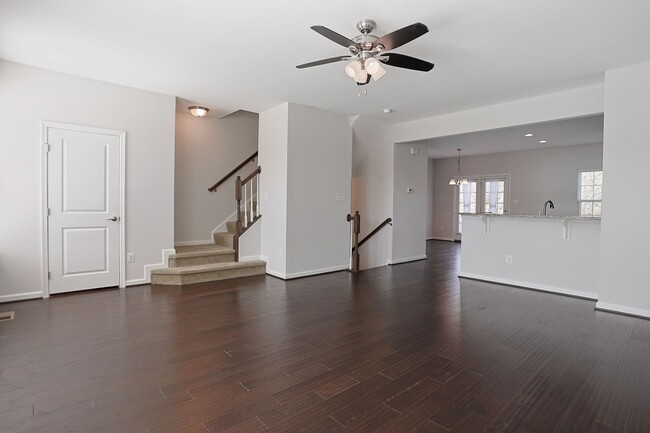 Building Photo - Move-in ready Townhome in Wenworth Green C...