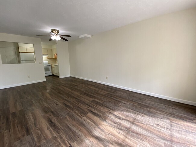 Building Photo - 385 Huse Rd