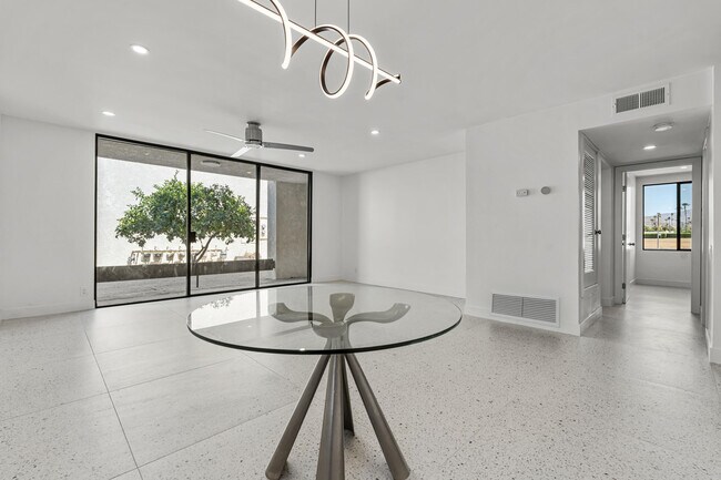 Building Photo - 1400 E Palm Canyon Dr