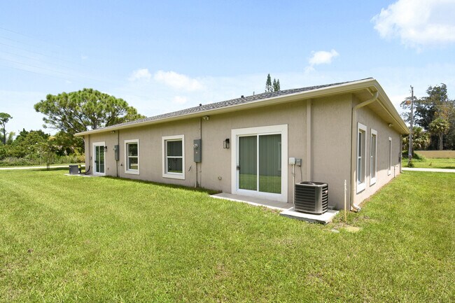 Building Photo - 1388 NW Charlie Green Dr