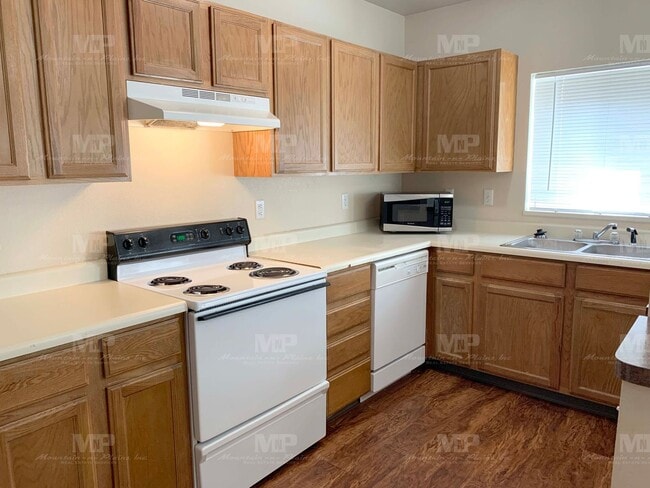 Building Photo - 622 S Loomis Ave