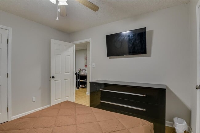 Building Photo - 4 bedroom 2.5 bath home on the water with ...