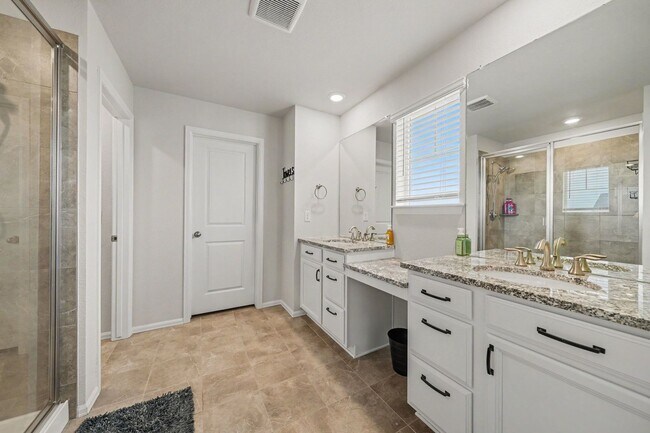 Building Photo - Beautiful spacious four bedroom house!