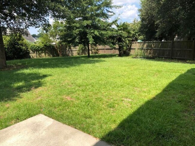 Building Photo - Available April 1st. 4 Bedroom 3 Full Bath Home